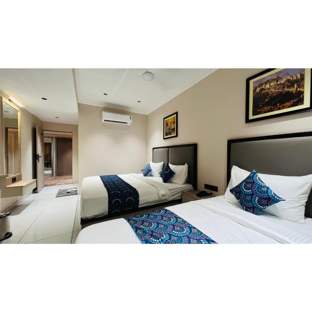 Hotel Royal Town Ahmedabad Buitenkant foto