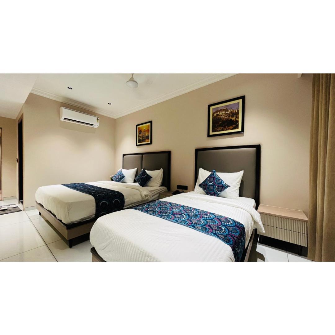 Hotel Royal Town Ahmedabad Buitenkant foto