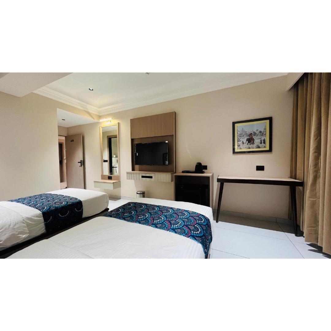 Hotel Royal Town Ahmedabad Buitenkant foto