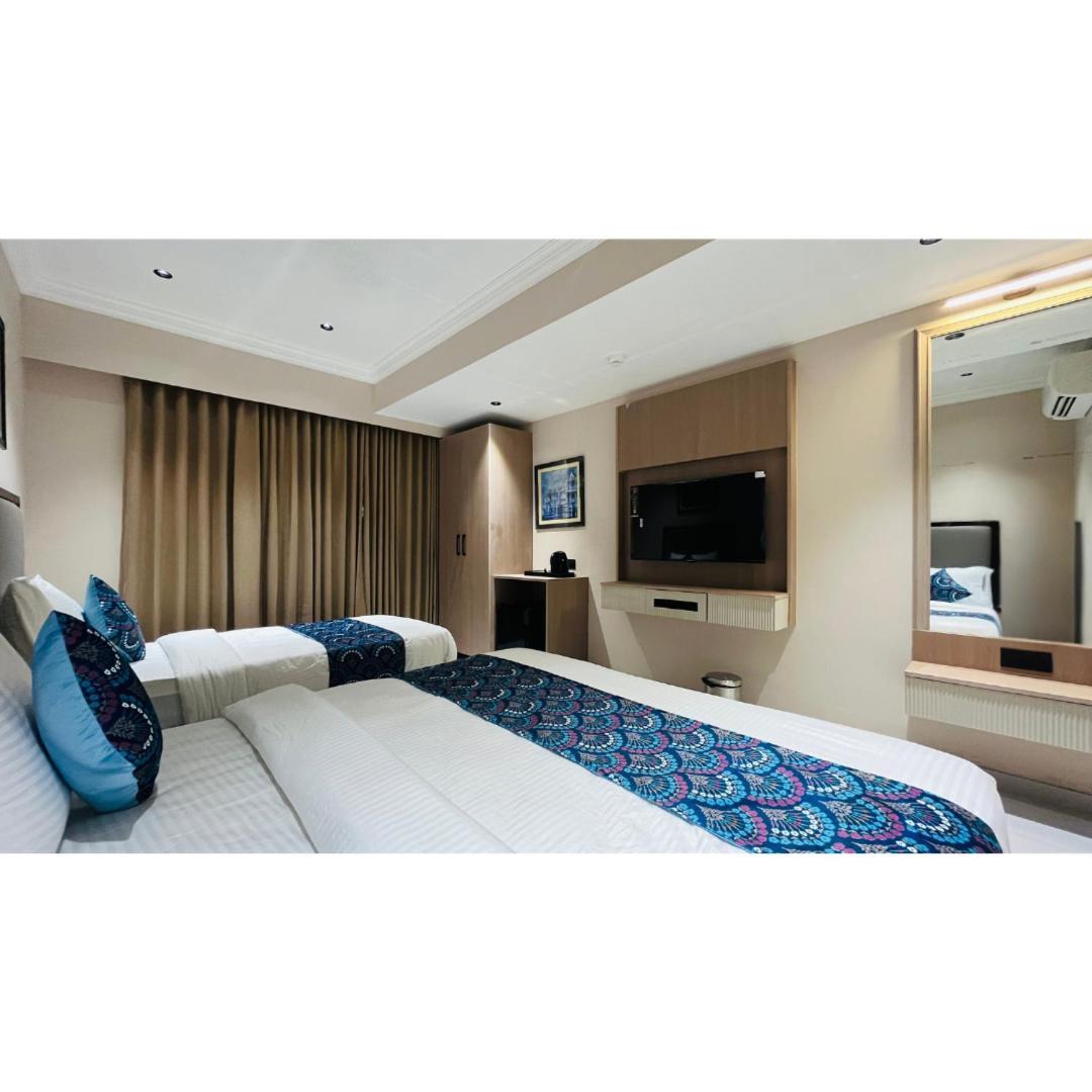 Hotel Royal Town Ahmedabad Buitenkant foto