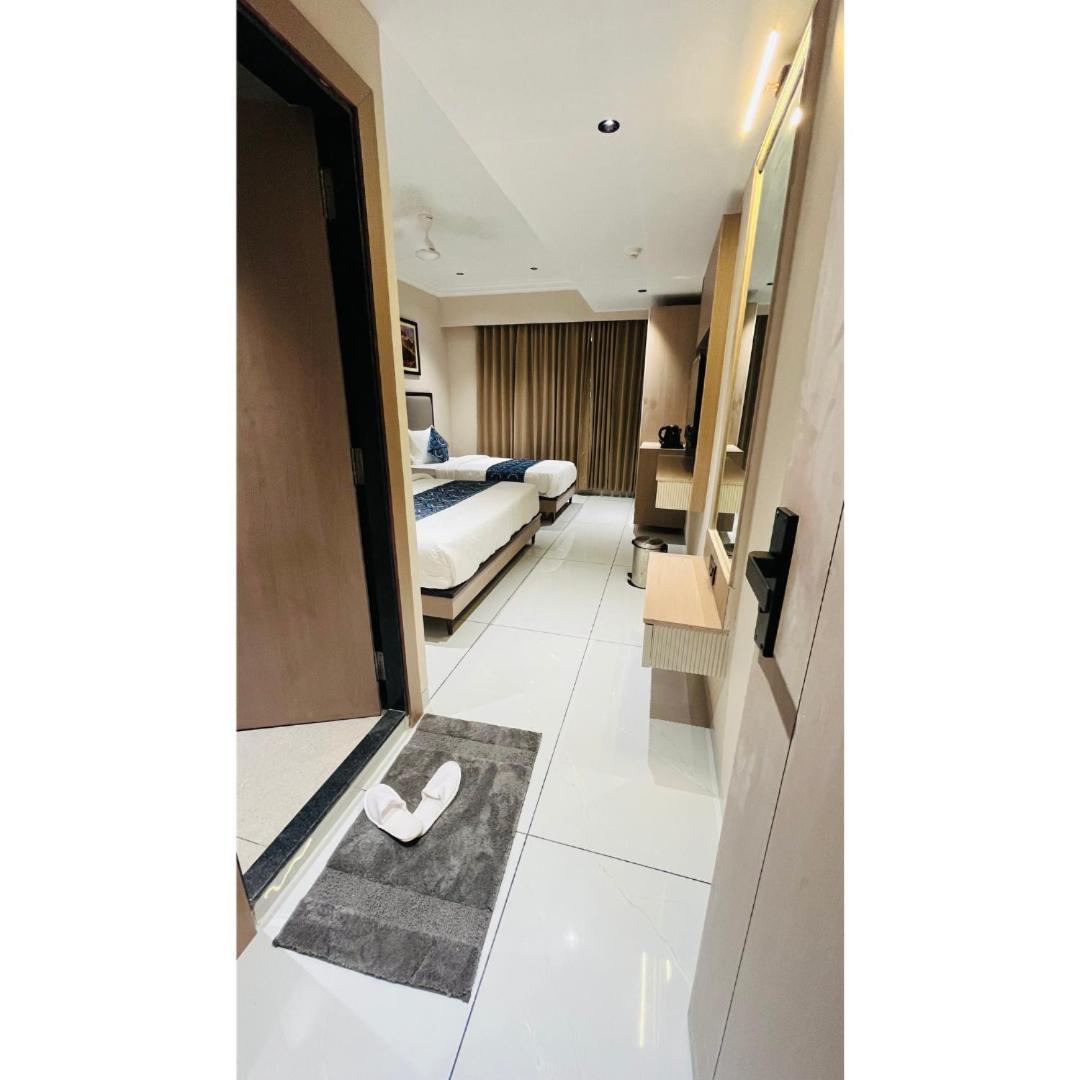 Hotel Royal Town Ahmedabad Buitenkant foto