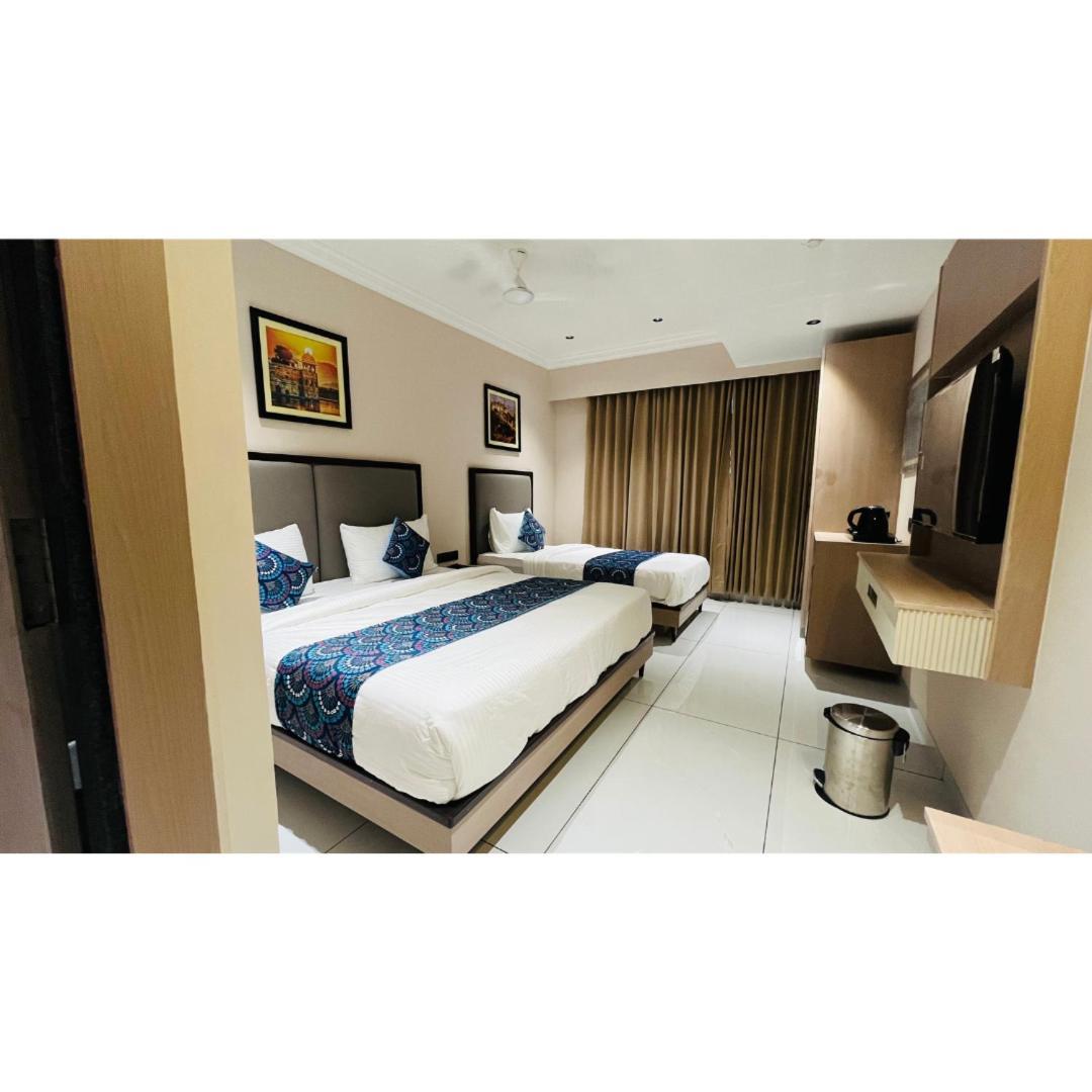 Hotel Royal Town Ahmedabad Buitenkant foto