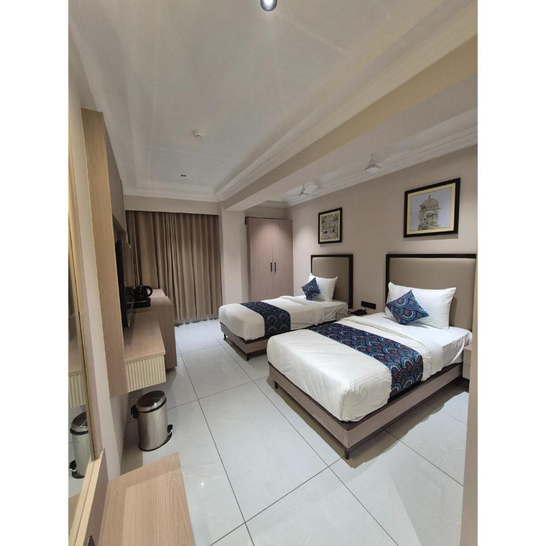 Hotel Royal Town Ahmedabad Buitenkant foto