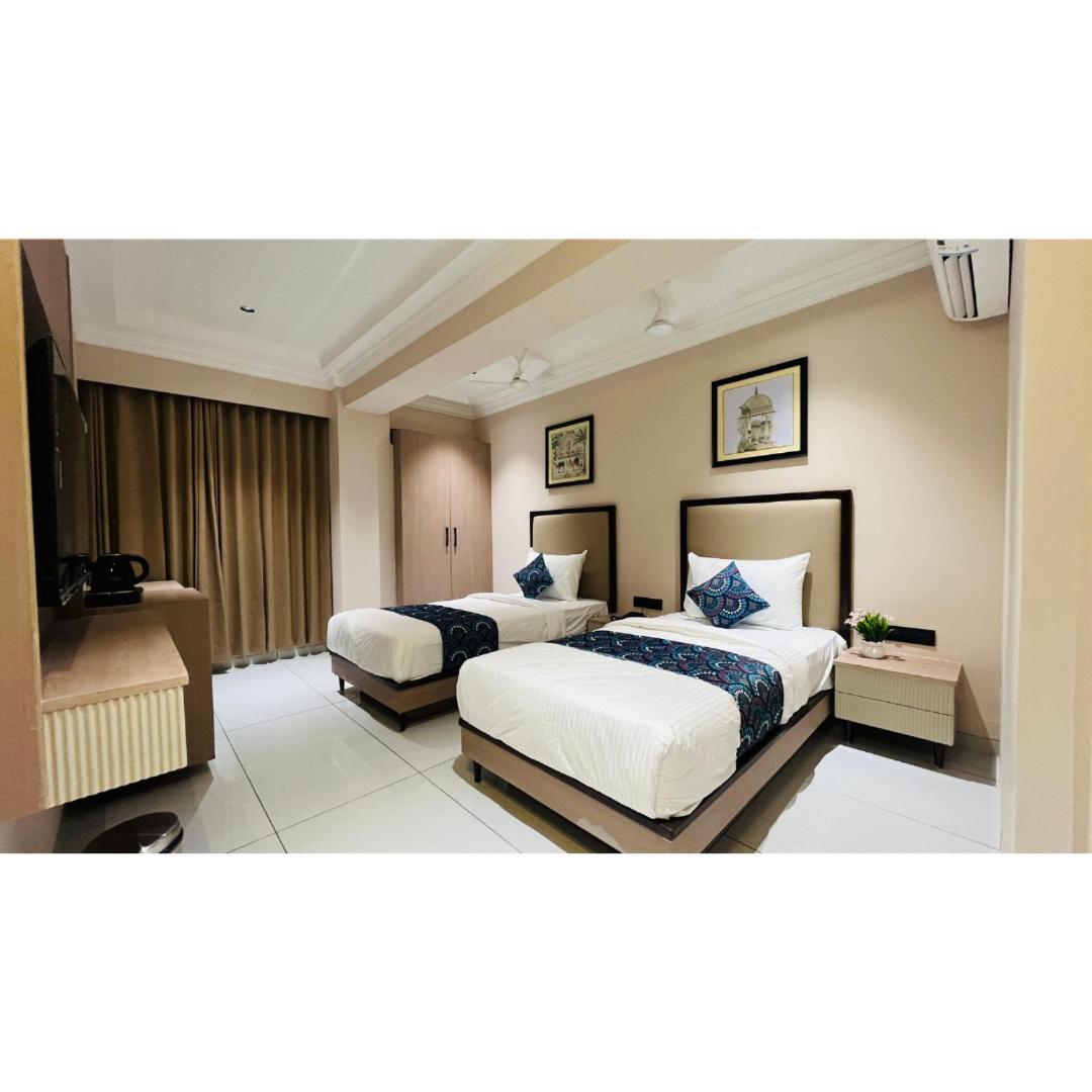 Hotel Royal Town Ahmedabad Buitenkant foto
