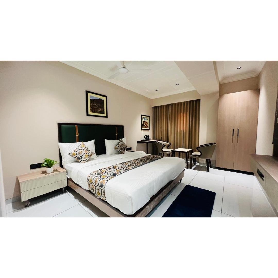 Hotel Royal Town Ahmedabad Buitenkant foto