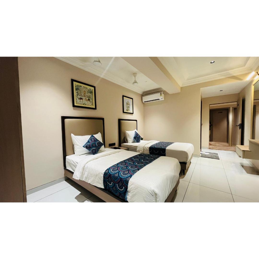 Hotel Royal Town Ahmedabad Buitenkant foto
