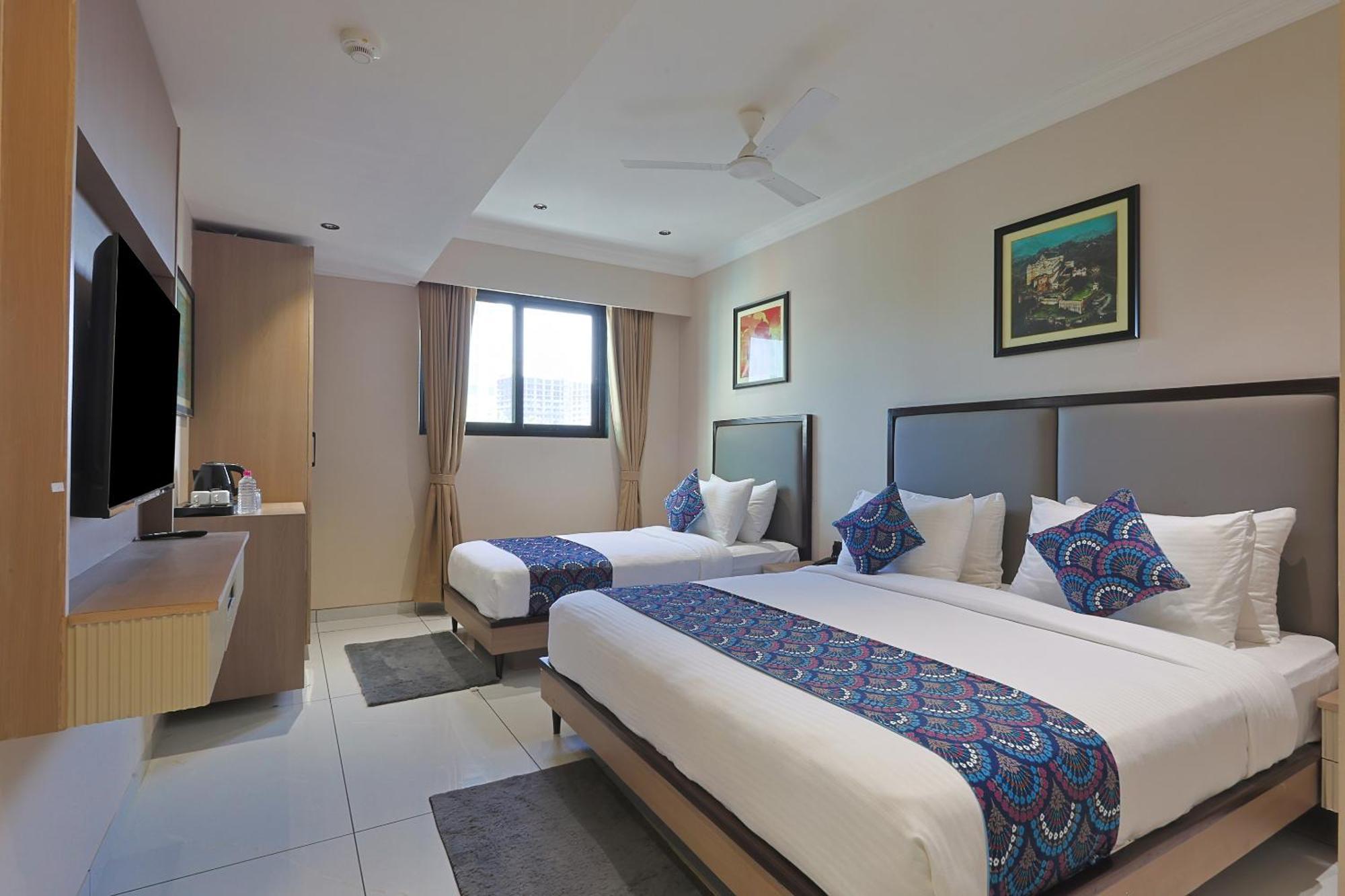 Hotel Royal Town Ahmedabad Buitenkant foto