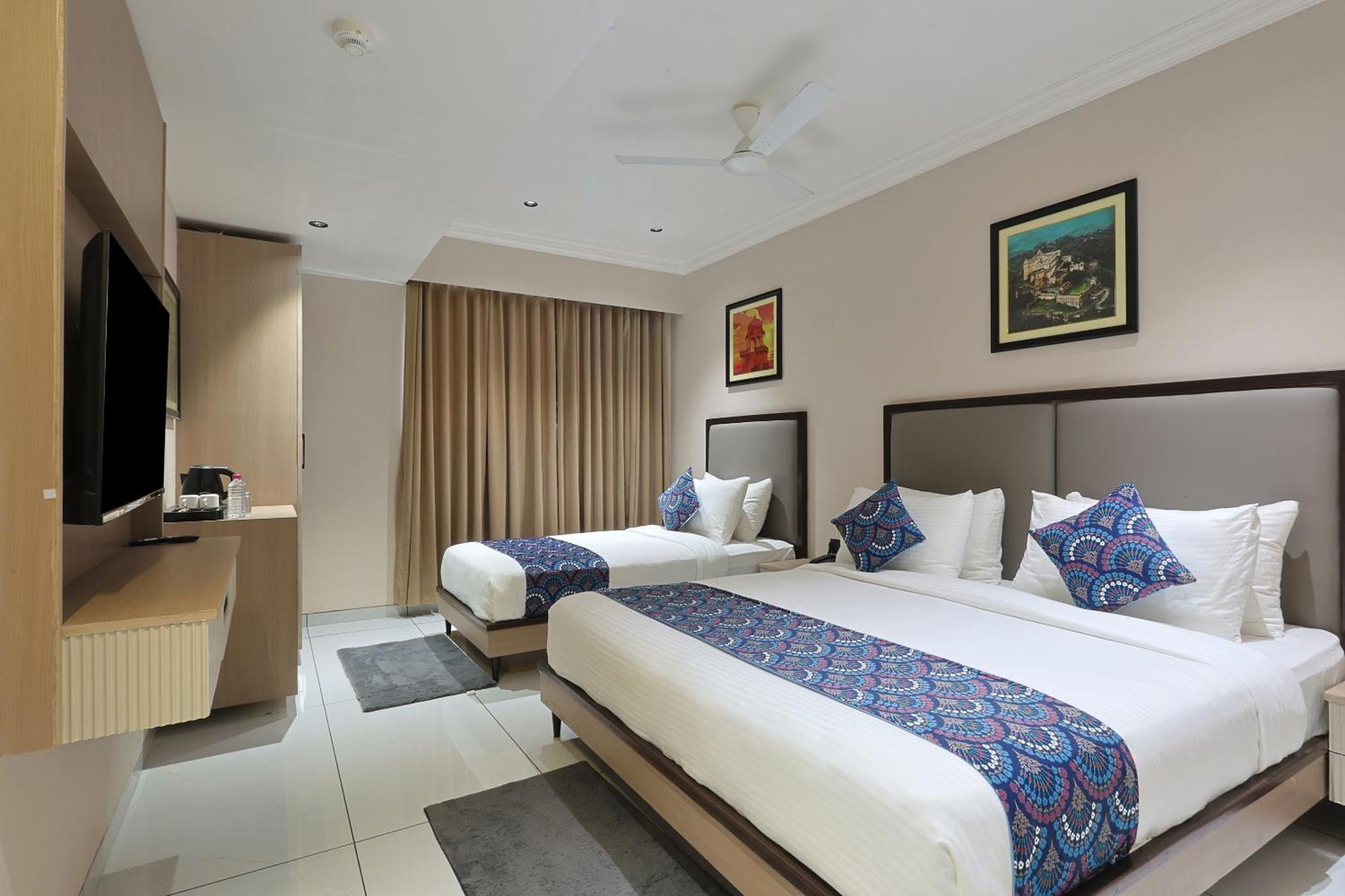 Hotel Royal Town Ahmedabad Buitenkant foto