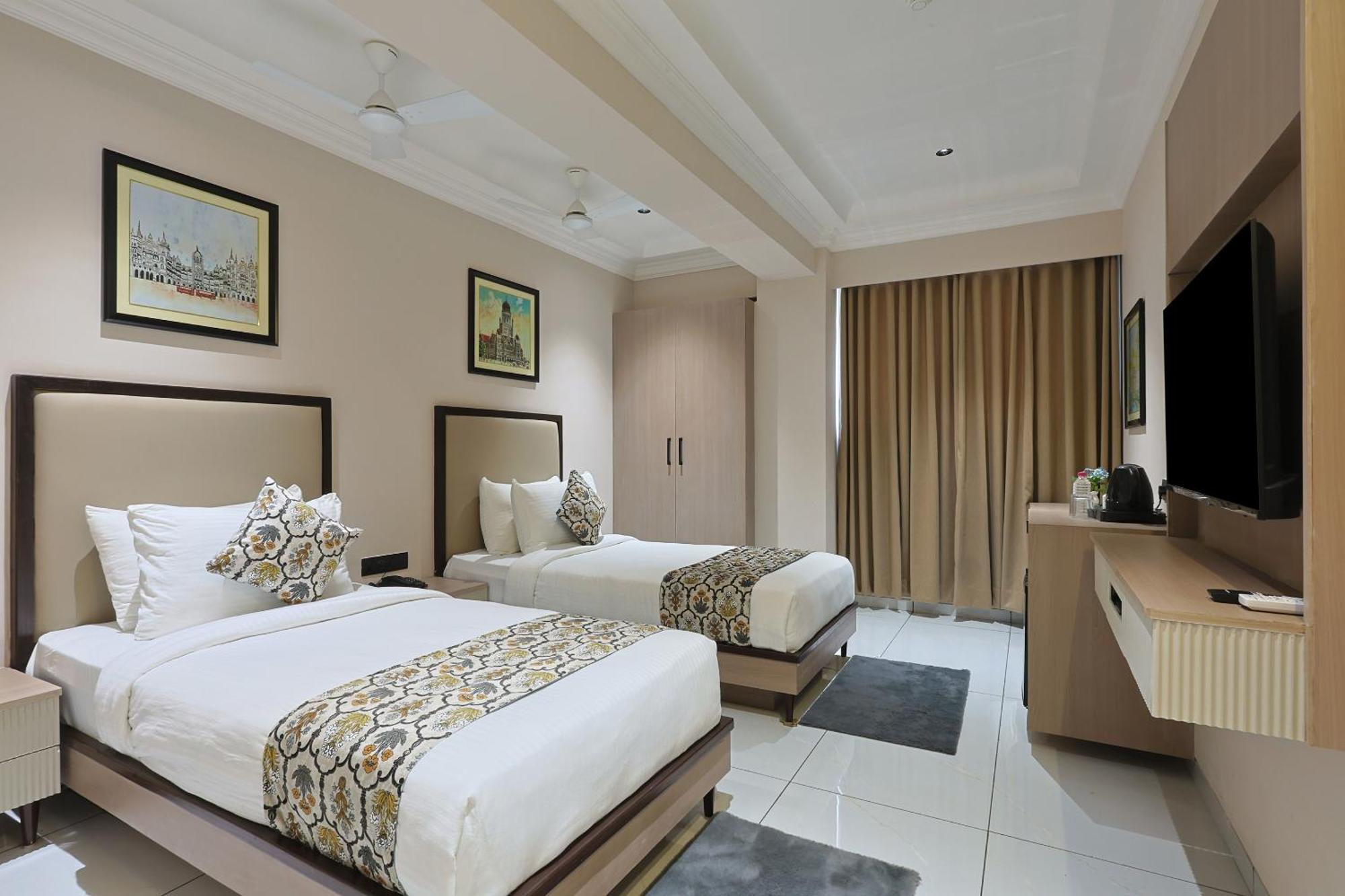 Hotel Royal Town Ahmedabad Buitenkant foto