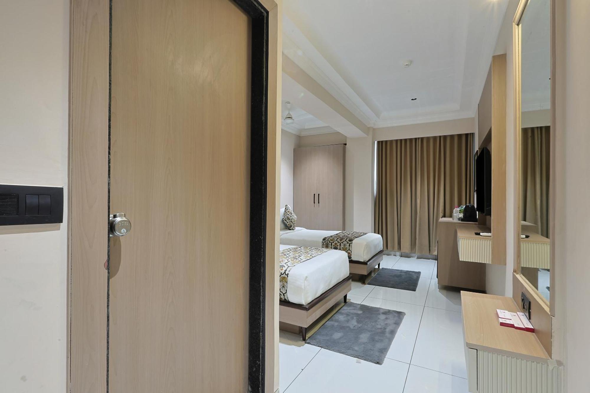 Hotel Royal Town Ahmedabad Buitenkant foto