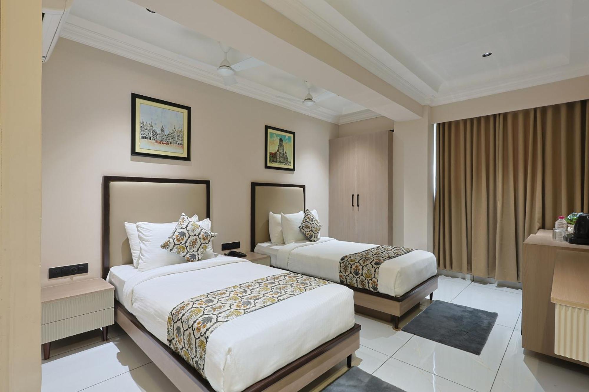 Hotel Royal Town Ahmedabad Buitenkant foto