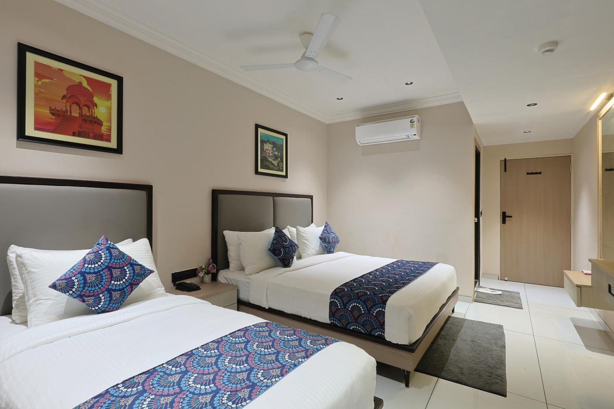 Hotel Royal Town Ahmedabad Buitenkant foto