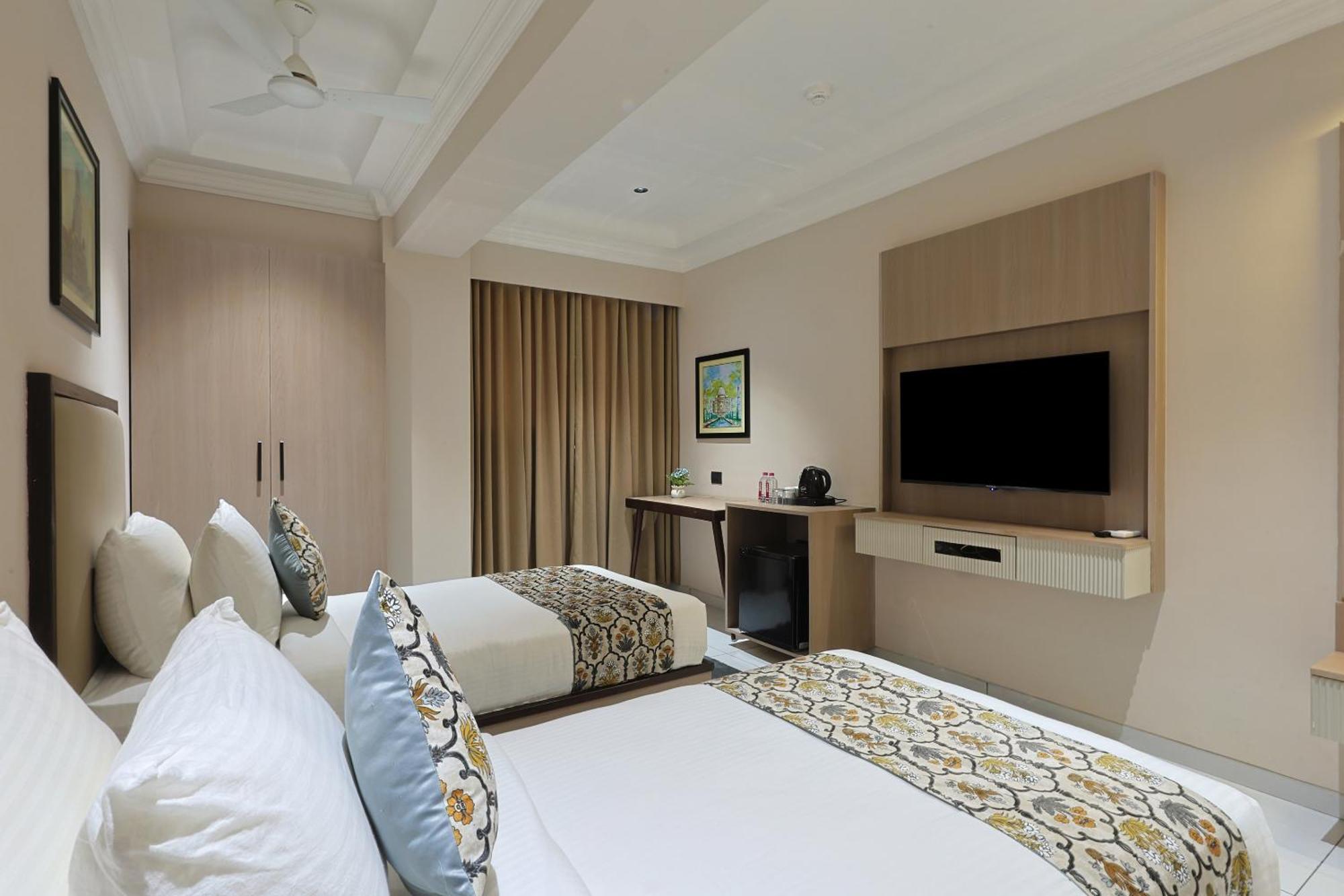 Hotel Royal Town Ahmedabad Buitenkant foto