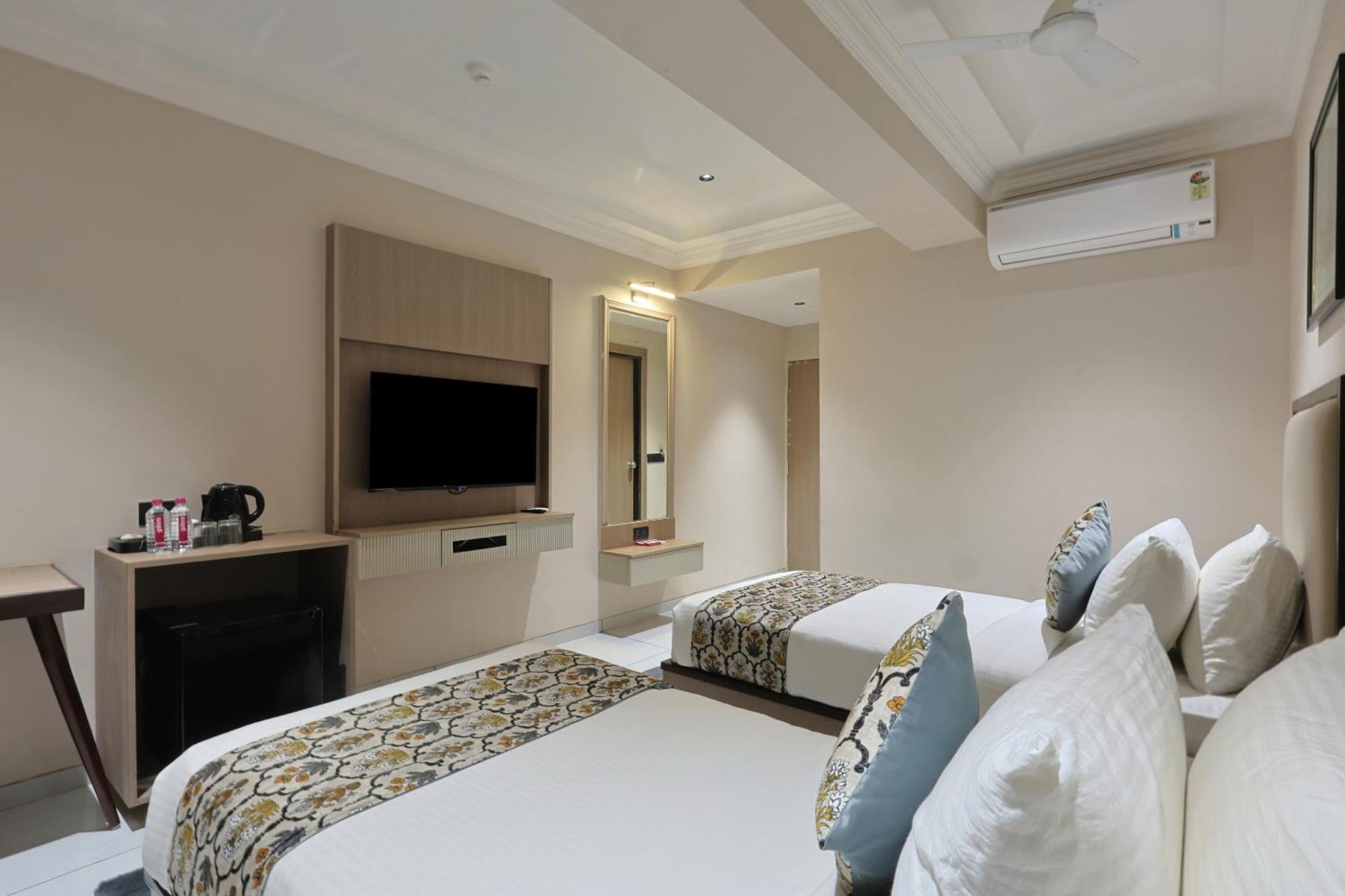 Hotel Royal Town Ahmedabad Buitenkant foto