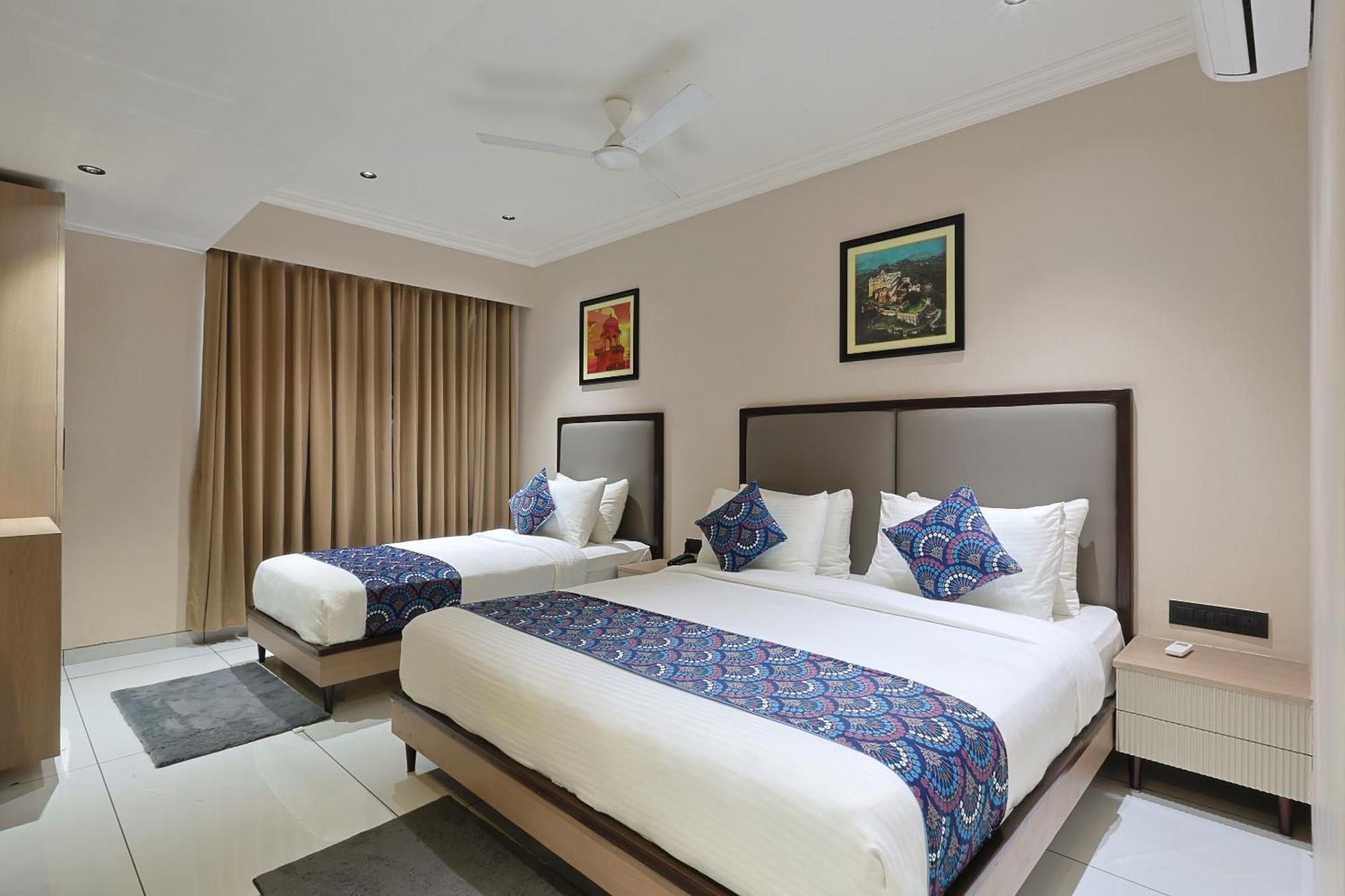 Hotel Royal Town Ahmedabad Buitenkant foto
