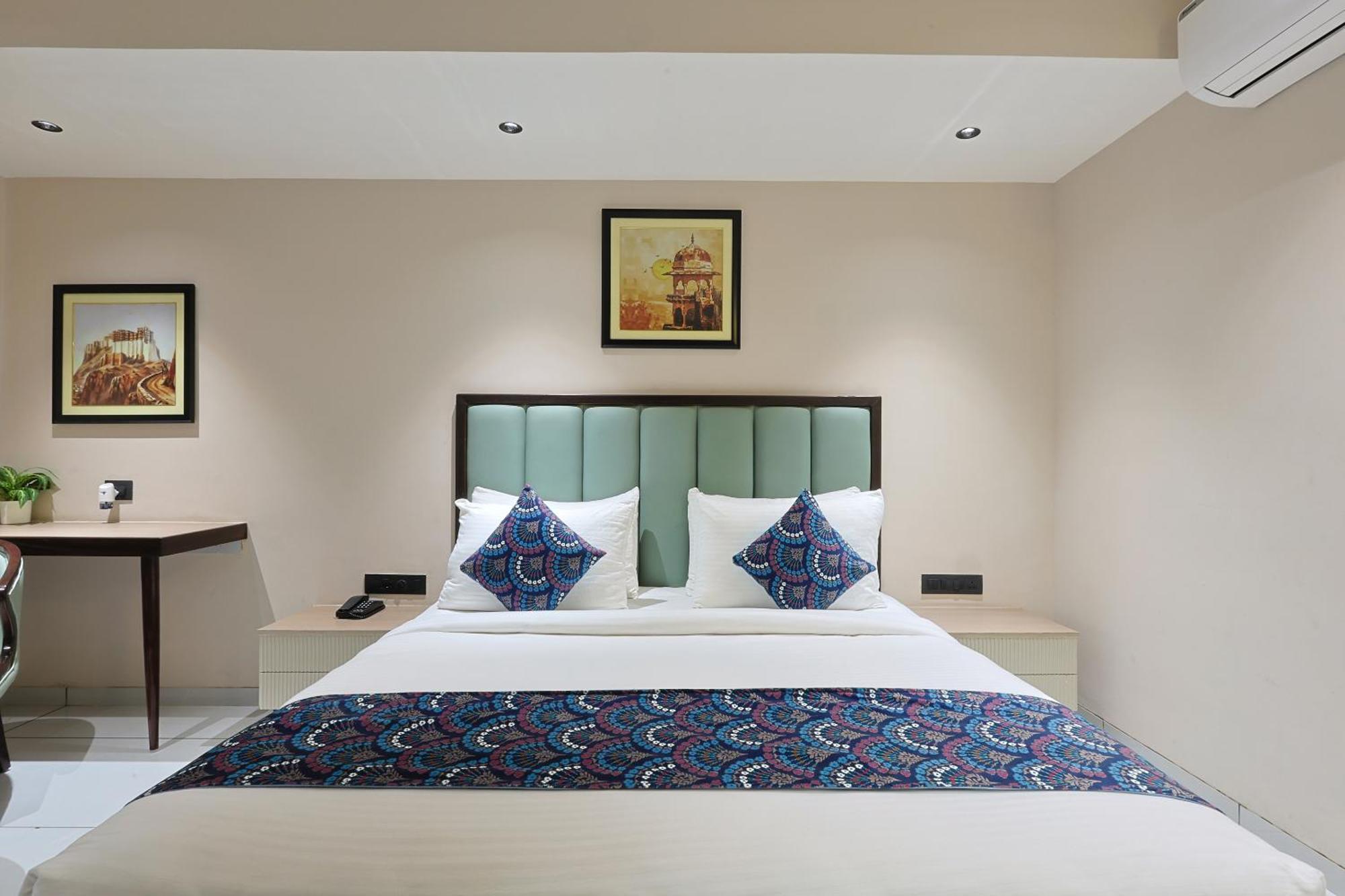 Hotel Royal Town Ahmedabad Buitenkant foto