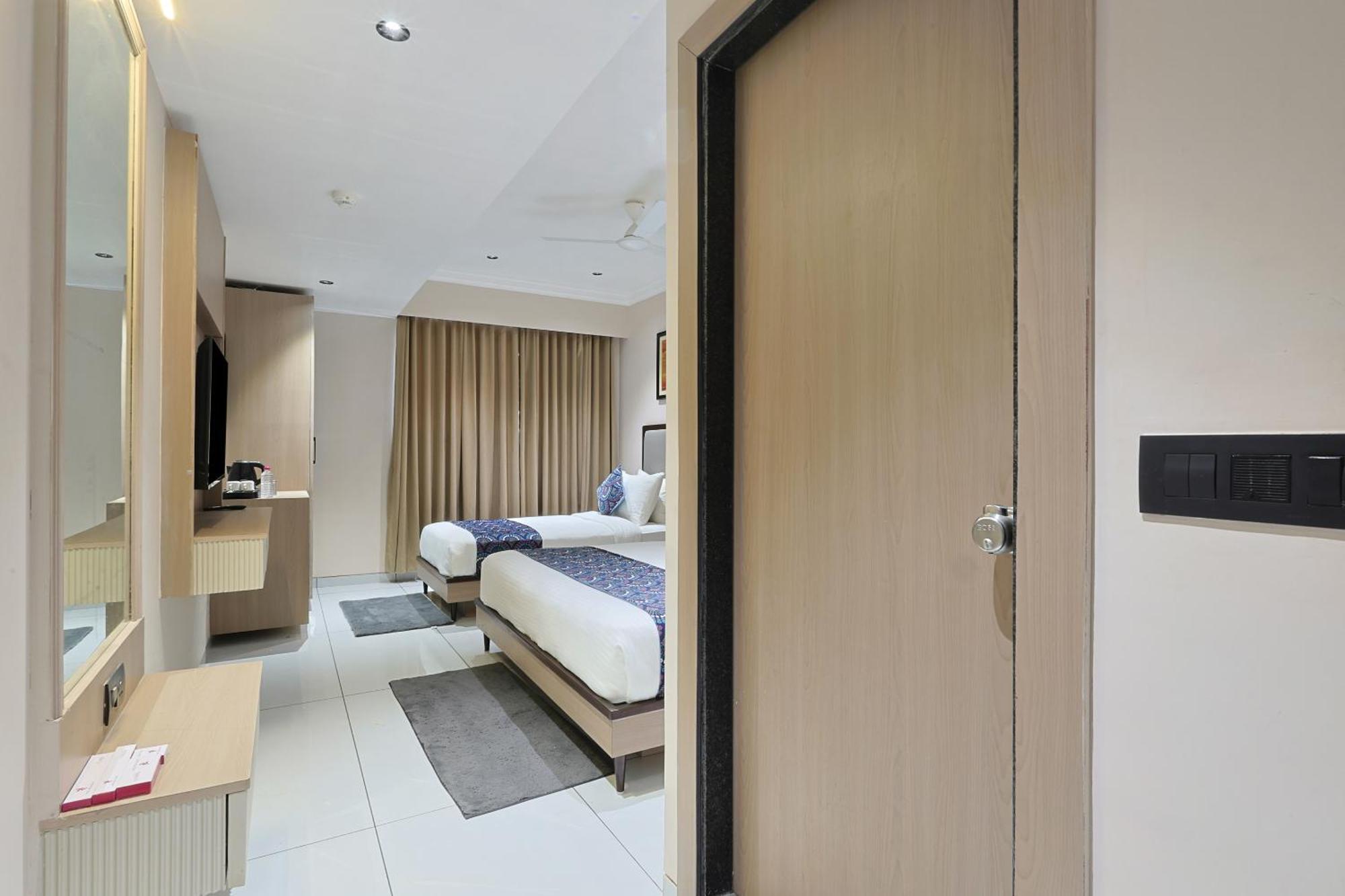 Hotel Royal Town Ahmedabad Buitenkant foto