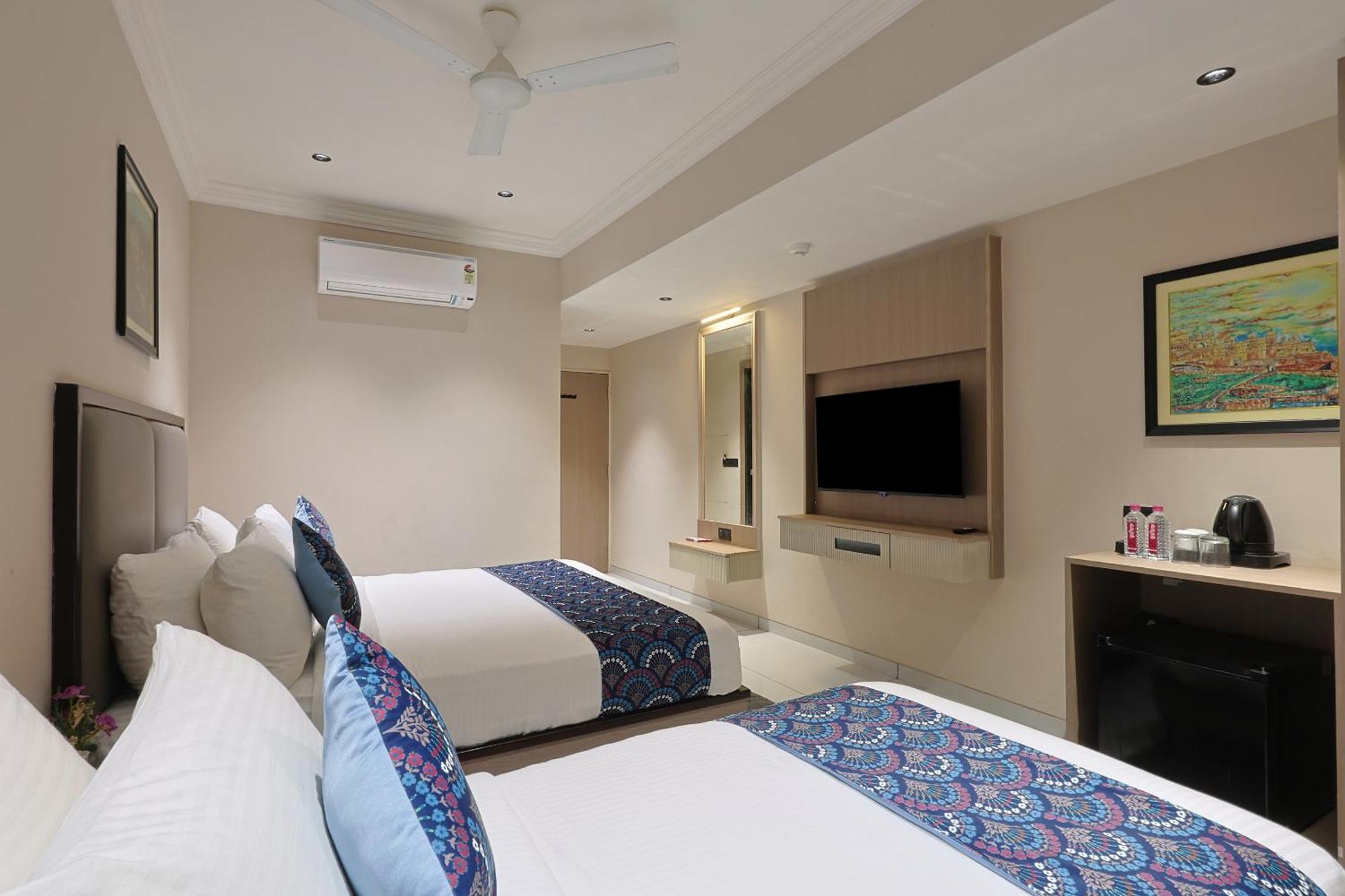 Hotel Royal Town Ahmedabad Buitenkant foto