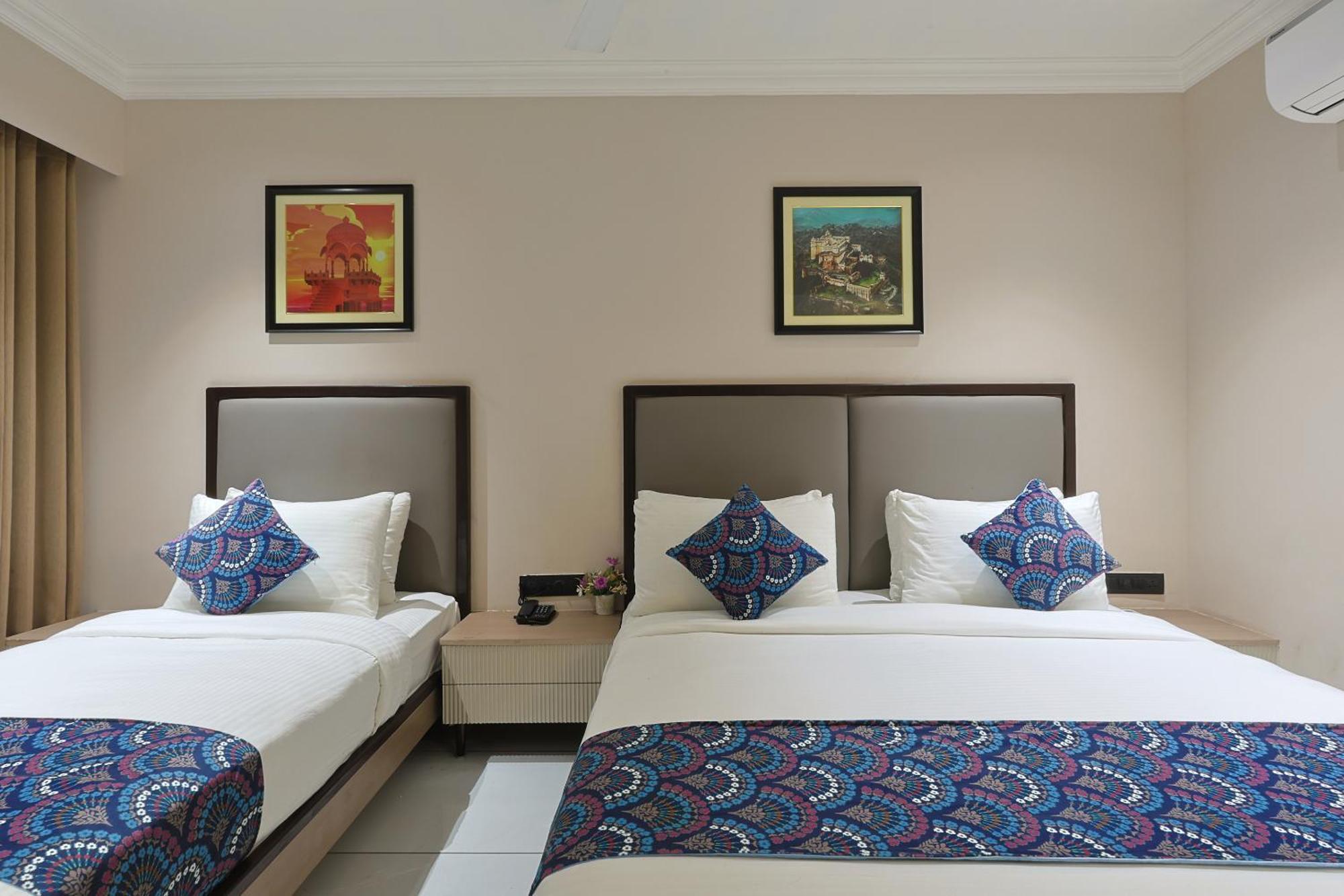 Hotel Royal Town Ahmedabad Buitenkant foto