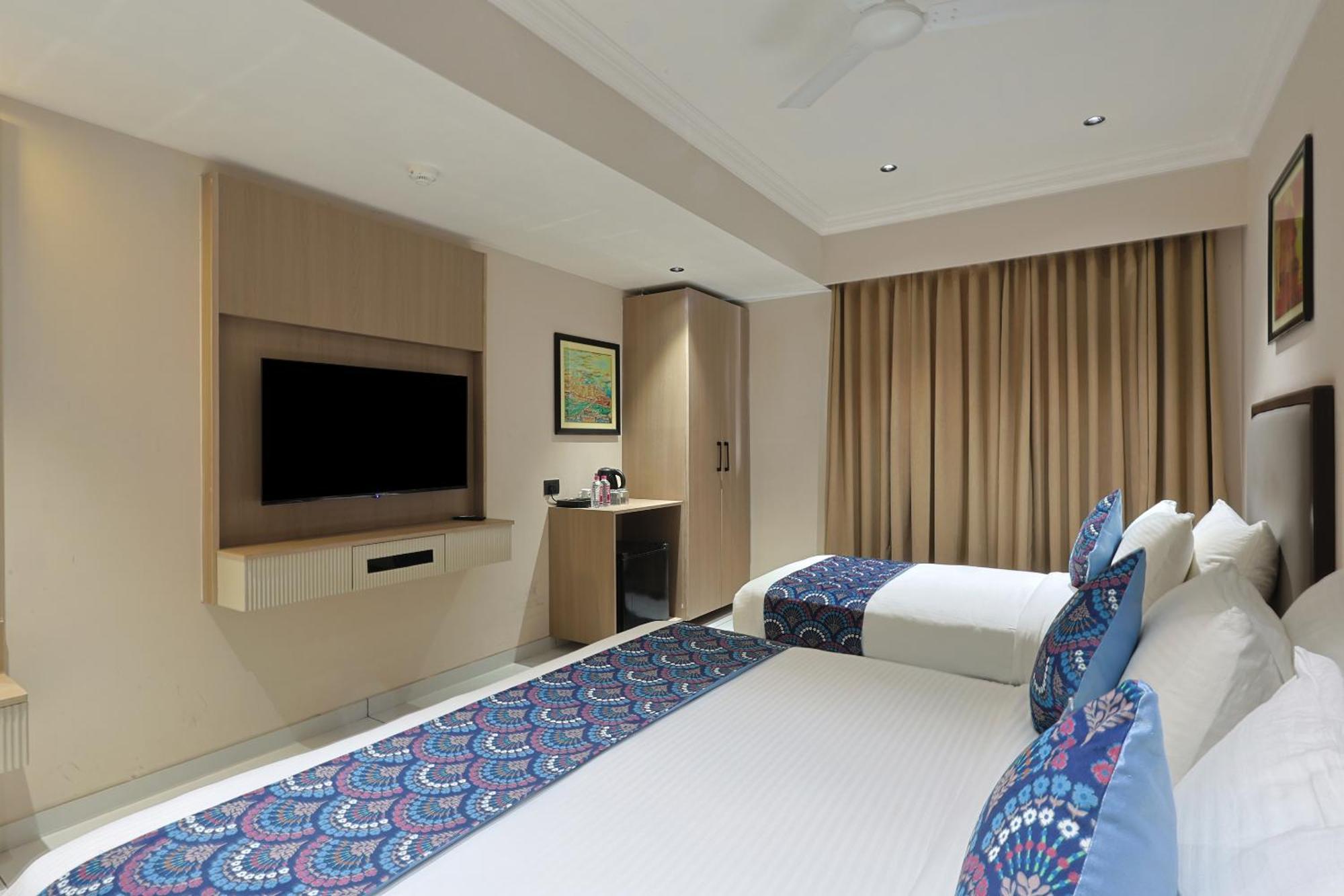 Hotel Royal Town Ahmedabad Buitenkant foto