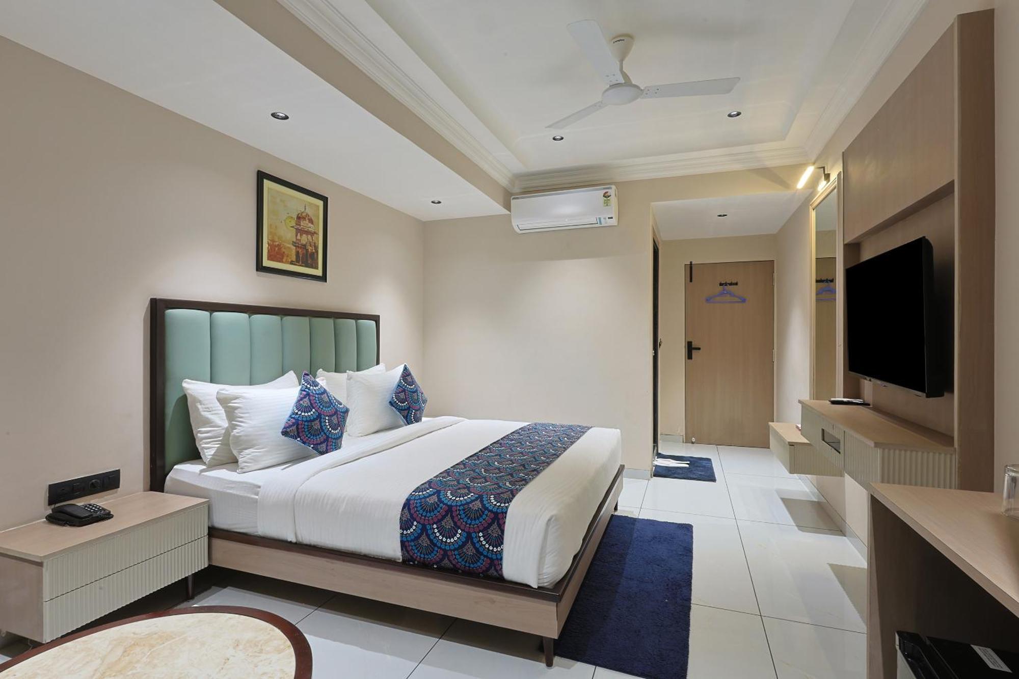 Hotel Royal Town Ahmedabad Buitenkant foto