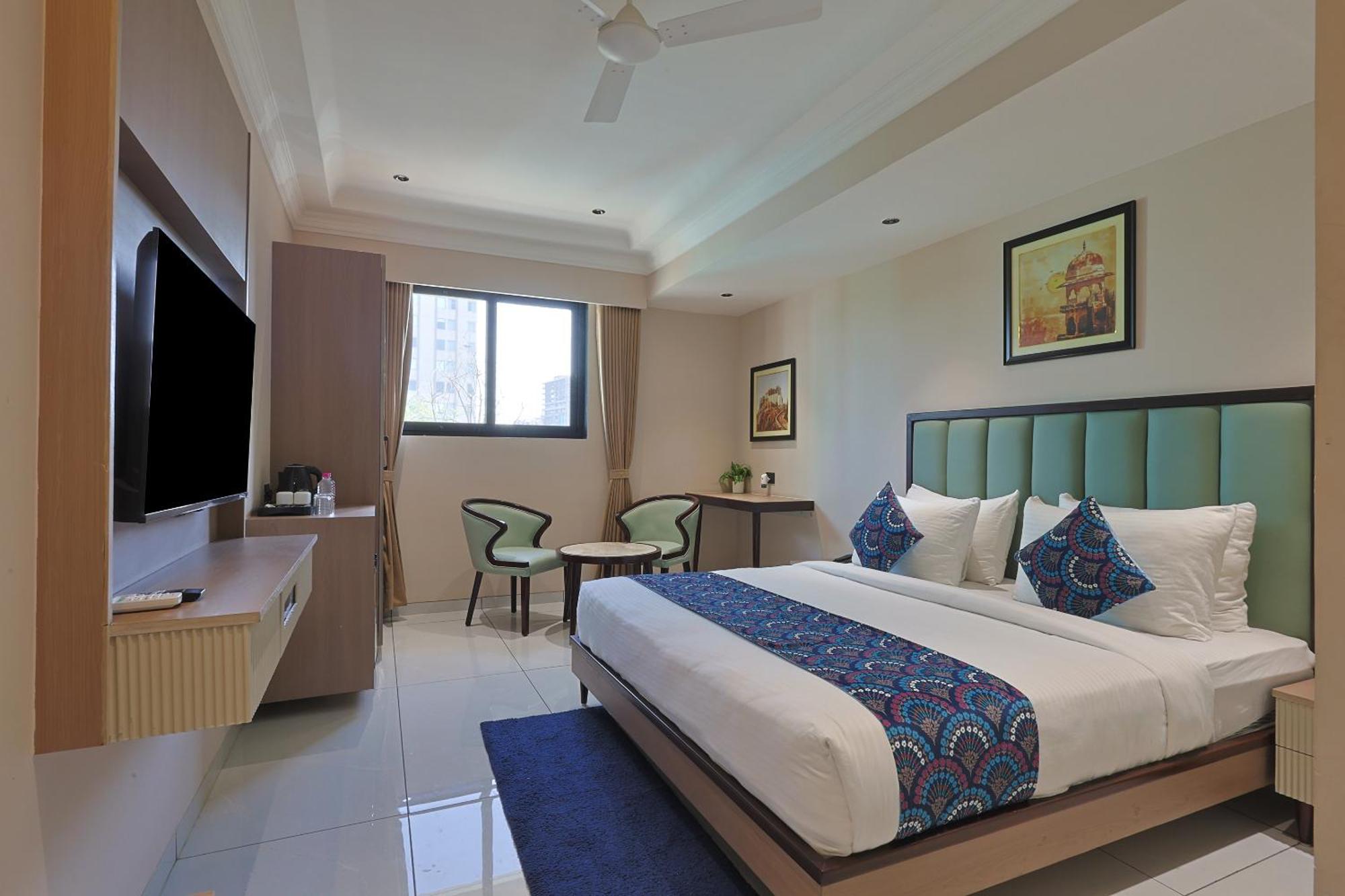 Hotel Royal Town Ahmedabad Buitenkant foto