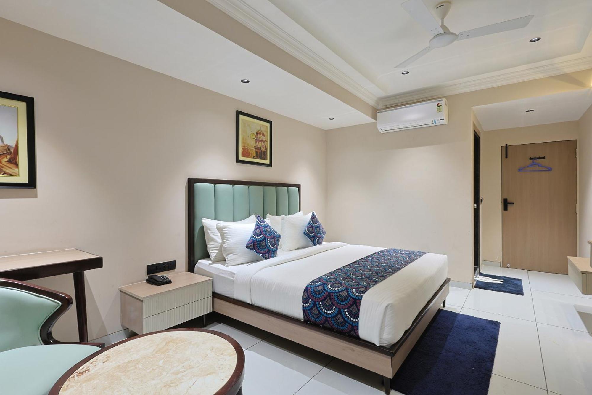 Hotel Royal Town Ahmedabad Buitenkant foto