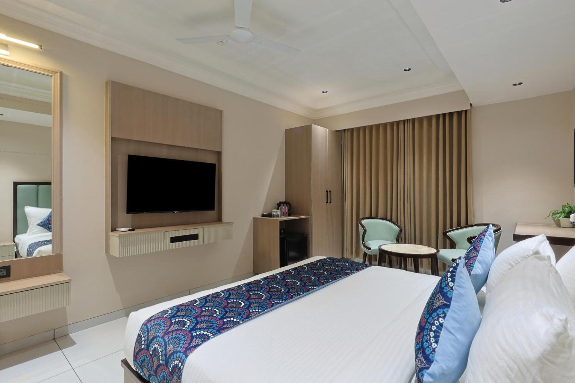 Hotel Royal Town Ahmedabad Buitenkant foto