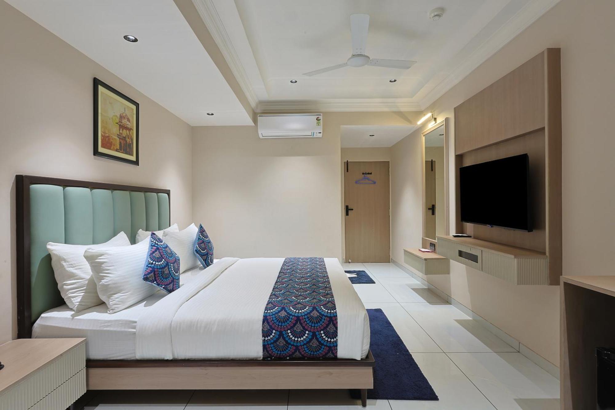 Hotel Royal Town Ahmedabad Buitenkant foto