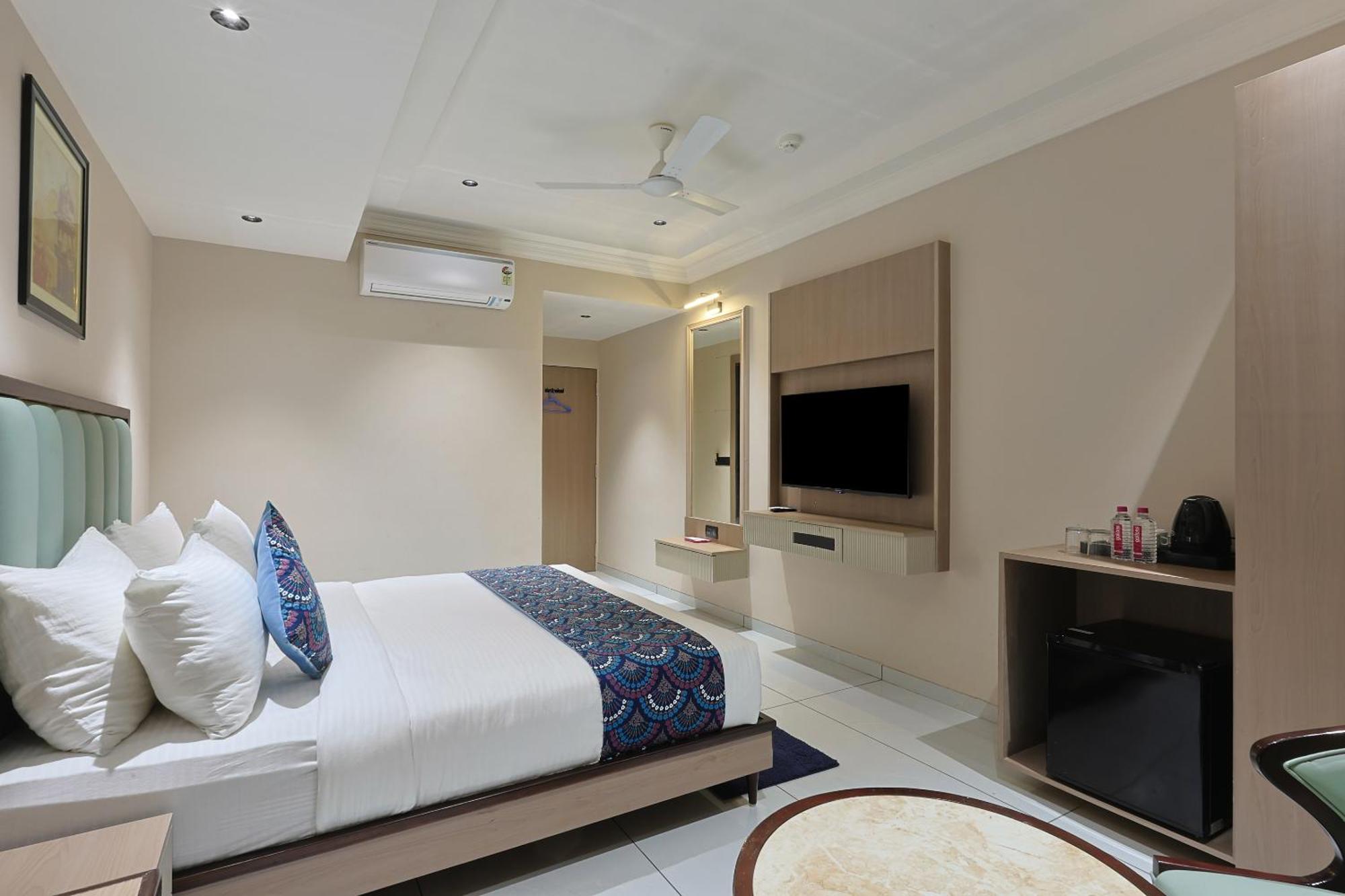 Hotel Royal Town Ahmedabad Buitenkant foto